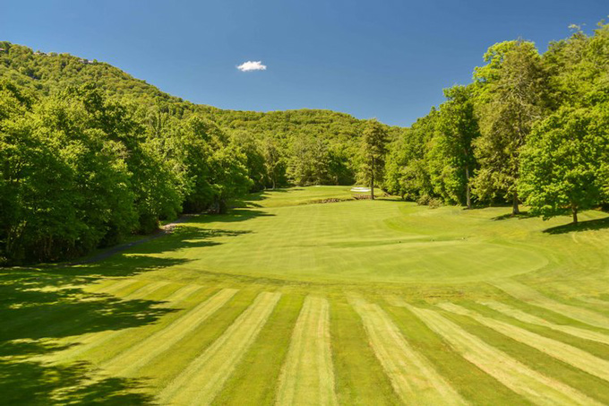 Grandfather Golf & Country Club - Narrow fairway lined by trees